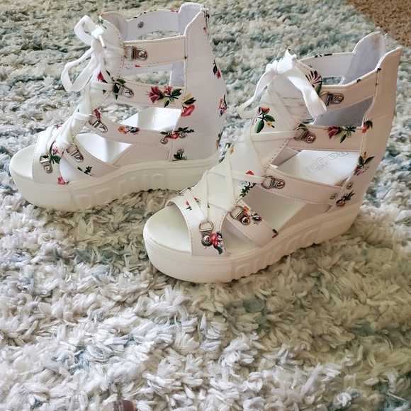 Platform sandals - Picture 1 of 1